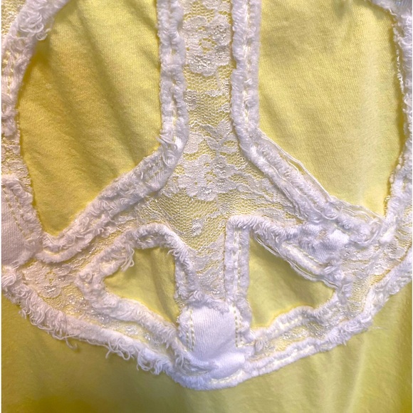 Boho Old Navy Yellow Short Sleeve tee with lace appliqué peace ☮️ sign on front - Picture 3 of 9